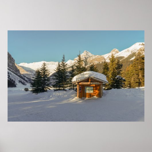 Snowy Serenity: Lake Louise en de Majestic Mount Poster (Voorkant)