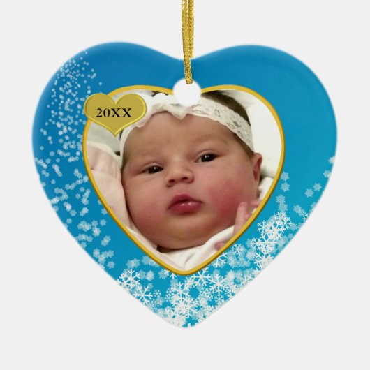 Snowy Sky Blue Baby's eerste kerstfoto Keramisch Ornament (Voorkant)