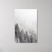 Snowy spruce woud verpakt in mist canvas afdruk (Voorkant)