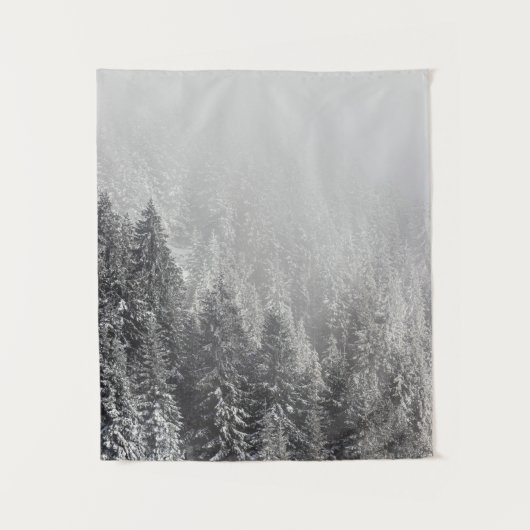 Snowy spruce woud verpakt in mist wandkleed (Voorkant)