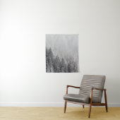 Snowy spruce woud verpakt in mist wandkleed (In situ)