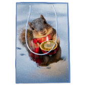 Snowy Squirrel Holding Candle Medium Cadeauzakje (Voorkant)
