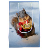 Snowy Squirrel Holding Candle Medium Cadeauzakje (Achterkant)