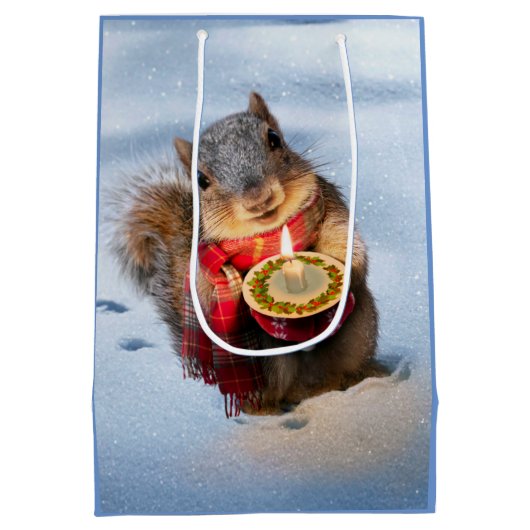 Snowy Squirrel Holding Candle Medium Cadeauzakje (Achterkant)
