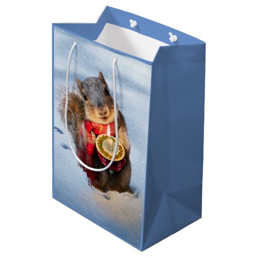 Snowy Squirrel Holding Candle Medium Cadeauzakje (Achterkant Gekanteld)