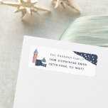 Snowy Village Return Address Label<br><div class="desc">Een handig design van het etiket met een feestelijke feestelijke vermelding met een schattige hygge vibes,  met een sneeuwige kerstdorpscène. Pas uw familienaam en adres aan.</div>