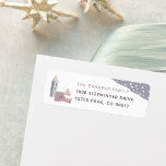 Snowy Village Return Address Label<br><div class="desc">Een handig design van het etiket met een feestelijke feestelijke vermelding met een schattige hygge vibes,  met een sneeuwige kerstdorpscène. Pas uw familienaam en adres aan.</div>