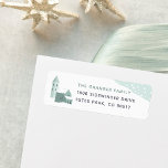 Snowy Village Return Address Label<br><div class="desc">Een handig design van het etiket met een feestelijke feestelijke vermelding met een schattige hygge vibes,  met een sneeuwige kerstdorpscène. Pas uw familienaam en adres aan.</div>
