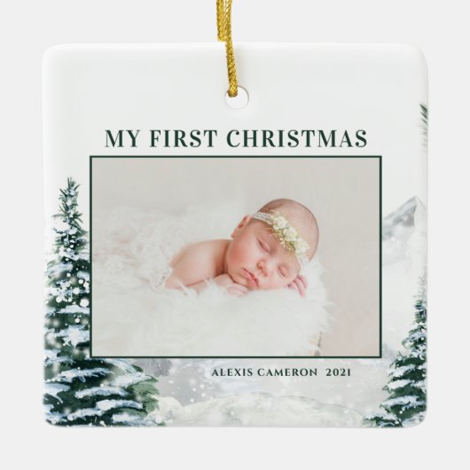 Snowy Woodland Baby's eerste kerstfoto Cerami Keramisch Ornament (Voorkant)