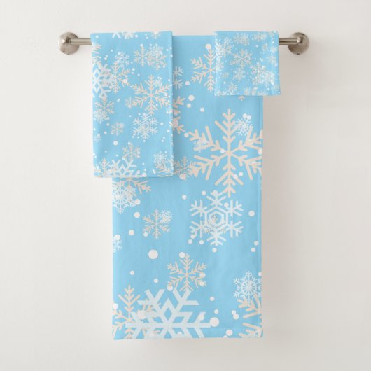 SnowyFlakes tegen zacht blauwe achtergrond Bad Handdoek (Insitu)