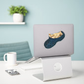 Snug as a Bug: De Croc Nap van de Kitten Sticker (Laptop op bureau)