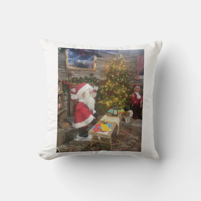 Snuggle in Kerstmis met onze Jolly Santa Pillow Kussen (Voorkant)