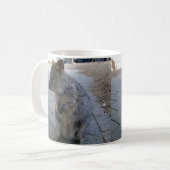 Snuggles in Australië: een knuffelgrijze quokka Koffiemok (Voorkant links)