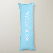 "Snuggles" Lichtblauwe witte letters Lichaamskussen (Achterkant (Verticaal))