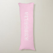 "Snuggles" Lichtroze witte letters Lichaamskussen (Voorkant Verticaal)
