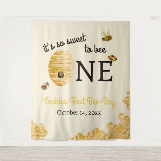 So Sweet To Bee One First Birthday Honeycomb Wandkleed (Voorkant)