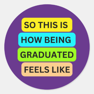 SO_THIS_IS_HOW_BEING_GRADUATED_FEELS_LIKE Paarse Ronde Sticker