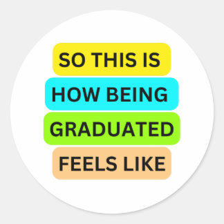 SO_THIS_IS_HOW_BEING_GRADUATED_FEELS_LIKE WIT RONDE STICKER