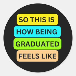 SO_THIS_IS_HOW_BEING_GRADUATED_FEELS_LIKE ZWART RONDE STICKER