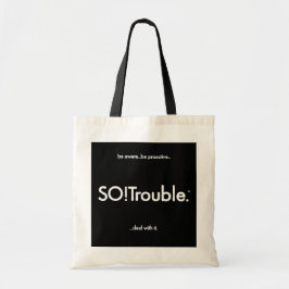 SO!Trouble logo en slogan op zwart Tote Bag