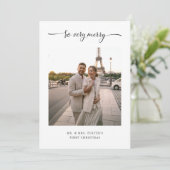  So Very Merry Elegant Script Newlywed Photo Feestdagenkaart (Staand voorkant)