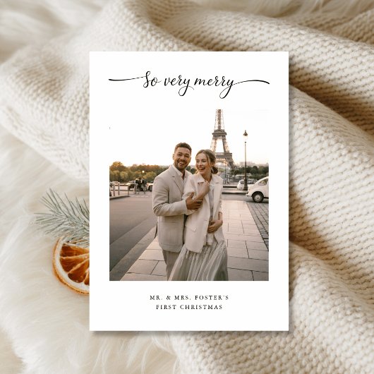  So Very Merry Elegant Script Newlywed Photo Feestdagenkaart