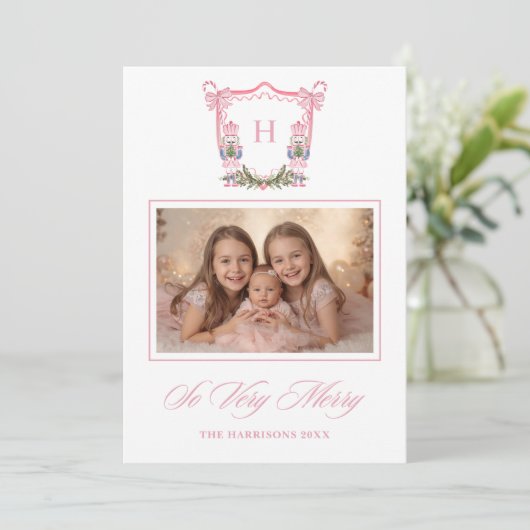 So Very Merry Nutcracker Monogram Crest Feestdagenkaart (Staand voorkant)