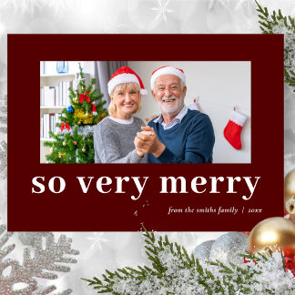 So Very Merry Red Modern Burgundy Family Photo Feestdagenkaart