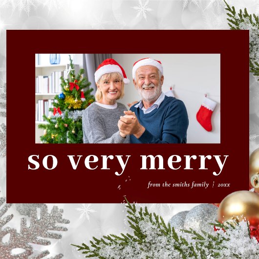 So Very Merry Red Modern Burgundy Family Photo Feestdagenkaart