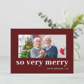 So Very Merry Red Modern Burgundy Family Photo Feestdagenkaart (Staand voorkant)