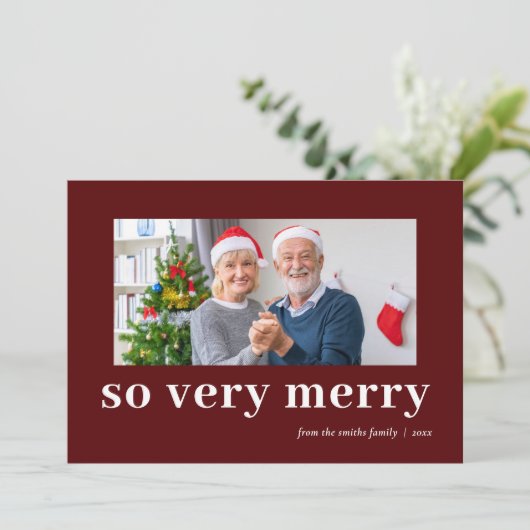 So Very Merry Red Modern Burgundy Family Photo Feestdagenkaart (Staand voorkant)