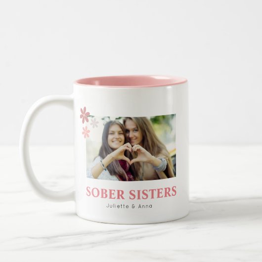 Sober Sisters Custom Foto en Namen Roze Tweekleurige Koffiemok (Links)