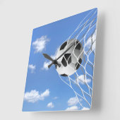 Soccer Ball in net with sky Vierkante Klok (Hoek)