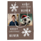 Soccer Ball with Santa Hat Snowflake Photo  Medium Cadeauzakje (Achterkant)