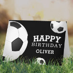 Soccer Football Balls Sports Happy Birthday Kinder Kaart<br><div class="desc">Het Football van de Voetbal Koopt de Kaart van de Sport Happy Birthday met Naam. Voetballen met een vrolijke verjaardag op een zwarte achtergrond. Personaliseer je met jouw naam en maak een speciale persoonlijke kaart voor een jongen of een meisje die van voetbal houdt.</div>