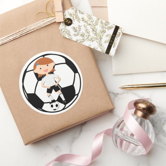 Soccer Girl 3 en Ball Black en White Ronde Sticker (Geschenken)