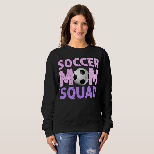 Soccer Mam Squad in Roze en Paars Trui (Voorkant volledig)