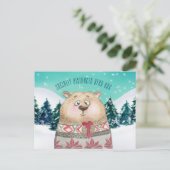 Sociaal vervormde Beer Hug Cute Forest Snow Scene Feestdagenkaart (Staand voorkant)