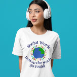 Sociaal werk maakt de wereld draaiende<br><div class="desc">Een schattig sociaal werker tri-blend T-shirt met mensen die handen over de planeet aarde houden in blauw en groen. Een mooie manier om show te krijgen hoe sociaal werk mensen geneest en helpt. Sociaal werk zorgt ervoor dat de wereld rond gaat en een betere plek wordt.</div>