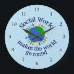Sociaal werk maakt de wereld draaiende grote klok<br><div class="desc">Het sociale werk maakt de wereld rond Inspirerend citaat. Een schattig cadeau voor sociaal werkers met een geweldige boodschap,  met mensen die de handen verenigd houden rond de aarde. Prachtige sociale diensten.</div>