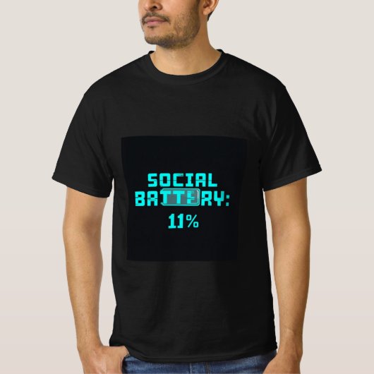 Social Battery 1 %– Glitch Art Gen Z Humor T-shirt (Voorkant)