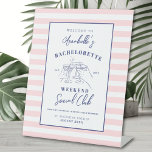 Social Club Preppy Bachelorette Party Welkomstbord Reclamebord Met Voetstuk<br><div class="desc">Preppy Bachelorette Weekend Social Club Tabletop Sign. Voeg een stijlvol tintje toe aan uw vrijgezellenfeest met dit preppy tafelblad met een Social Club-thema. Met gedurfde witte en blush roze strepen, een marineblauwe rechthoek lijst benadrukt de chique "Bachelorette Weekend Social Club" logo. De naam van de bruid en het gevestigde jaar...</div>