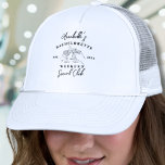 Social Club  vrijgezellenfeest Trucker Pet<br><div class="desc">Preppy Bachelorette Weekend Social Club Pet. Maak uw vrijgezellenweekend look compleet met dit stijlvolle Social Club-thema pet. Met een klassieke zwarte logo met gedurfde typografie, brengt dit ontwerp een gepolijste maar speelse touch aan het feest. De logo bevat de naam van de bruid, "Bachelorette Weekend Social Club", en het vastgestelde...</div>