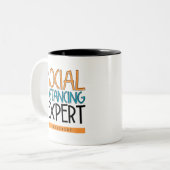 Social Distancing Expert Introvert Tweekleurige Koffiemok (Voorkant links)