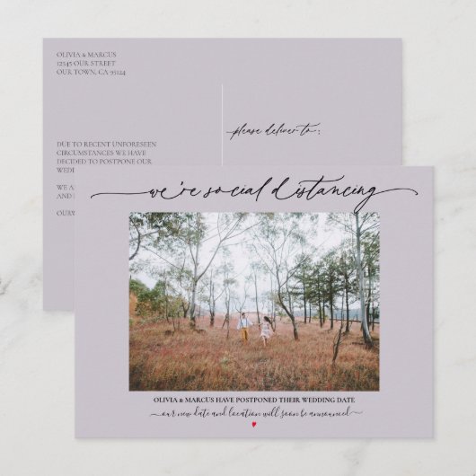 Social Distancing Wedding Uitstel Dusty Plum Briefkaart (Voorkant / Achterkant)