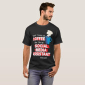 Social Media Assistant en Coffee-Gezegde T-shirt (Voorkant volledig)