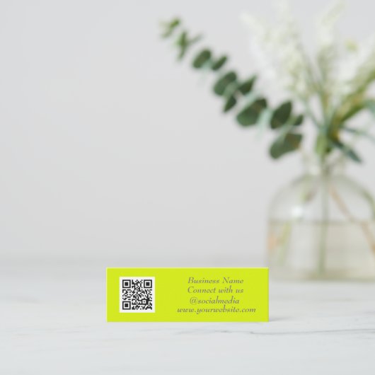 Social media QR Code Scannable Fluorescerend Geel Mini Visitekaartje (Staand voorkant)