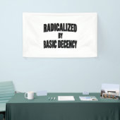 Sociale democratie geradicaliseerd door fatsoen spandoek (Beurs)