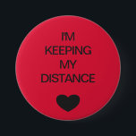 Sociale kleurcode rood ronde button 7,6 cm<br><div class="desc">Met een rode knop met een kleurencode voor sociale afstanden kunt u zich veilig en comfortabel voelen met uw sociale interacties en anderen laten weten met welk niveau van sociale afstanden u op uw gemak zit. In de aanpasbare tekst staat: "IK HOOP MIJN AFSTAND". De gelijke punten en de instructietekens...</div>