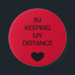 Sociale kleurcode rood ronde button 7,6 cm<br><div class="desc">Met een rode knop met een kleurencode voor sociale afstanden kunt u zich veilig en comfortabel voelen met uw sociale interacties en anderen laten weten met welk niveau van sociale afstanden u op uw gemak zit. In de aanpasbare tekst staat: "IK HOOP MIJN AFSTAND". De gelijke punten en de instructietekens...</div>